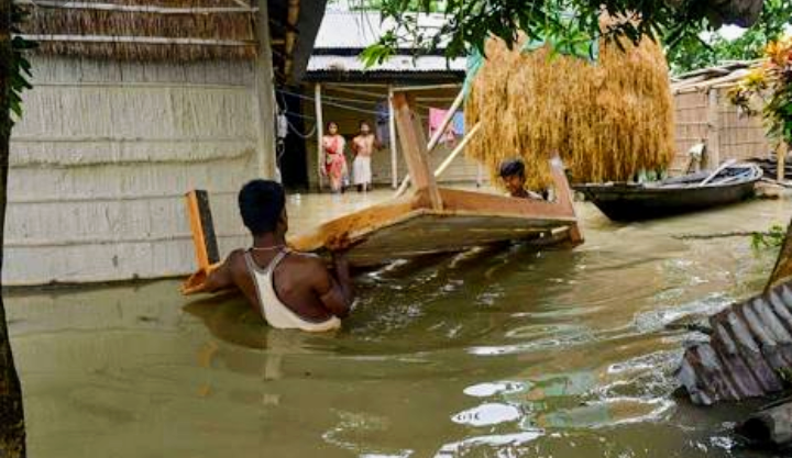AsmitaforBliss's tweet photo. Water,Water everywhere nor any drop to drink! Floods in Assam have been twirling around since ages. The Rainy season has become a reason for Death exhibition! It's a time to do something concrete! Let's raise our voice for #AssamFloods  because #NorthEastMatters ! @CampaignYolo https://t.co/ydEvV2h4uN