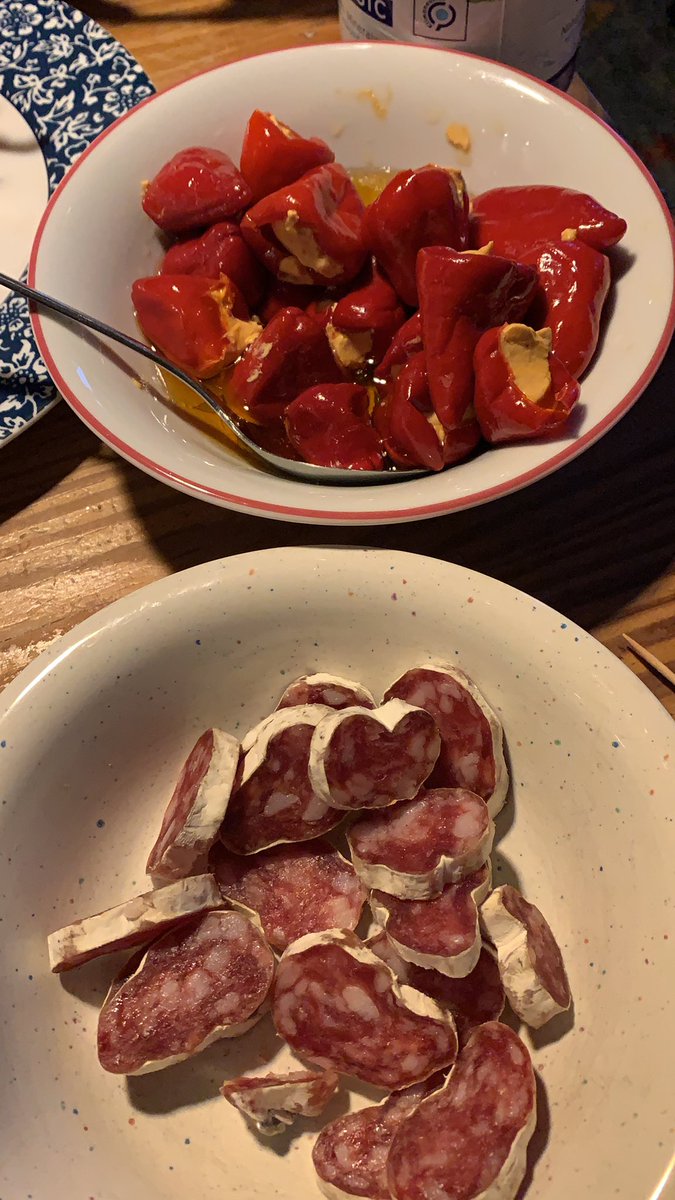 belden_trixi's tweet photo. Wir biegen auf die Zielgerade ein. #rotwein #salami #pfefferoni https://t.co/lq4I6BqIbm