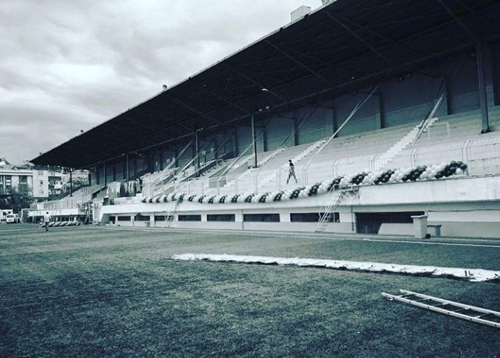 her şeye bir cevabımız vardı bu hayatta hiçbir şeyin altında kalmazdık bu çatı hariç.. zaten o da üstümüze yıkıldı.