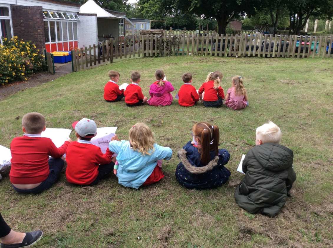 MapleCrossJMI's tweet photo. Reception have been making posters all about themselves to give to Ms Anand and today they met her (at a safe distance outside!). They shared their posters and asked many question! 
“What will we be learning?”
“Will we be learning English?”
"Will we be counting?” https://t.co/uUhhI2nmru