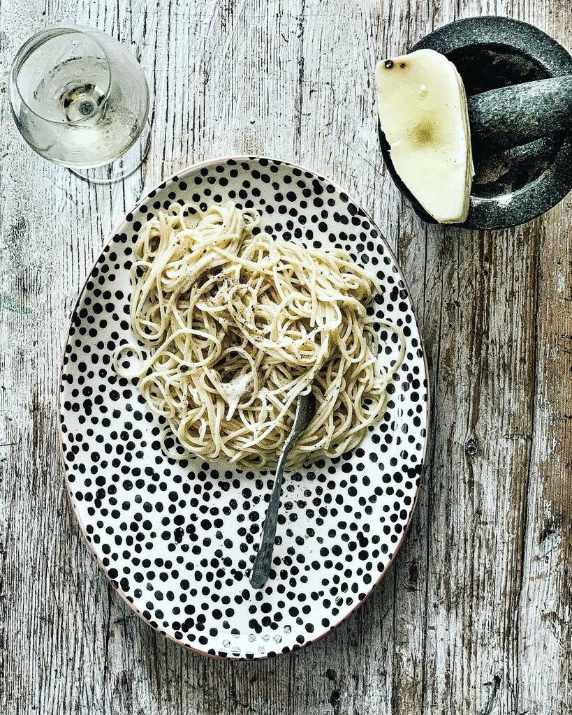 MsMarmitelover's tweet photo. Spaghetti Cacio y pepe using Sicilian black pepper pecorino and of course some pasta water. A quick din-dins for mid-week. Portuguese peppery plate. #pasta #supperclub #supperclubchef #pecorino #spaghetti #aftergardening #midweeksupper #portuguesepottery… https://t.co/LHWgaBkCdj https://t.co/qwjRoqcOoi