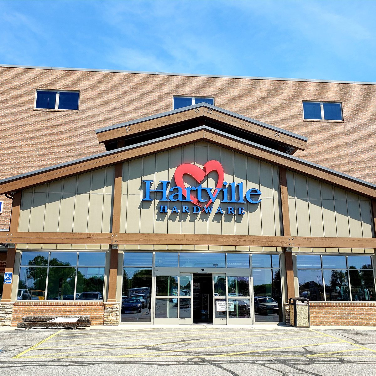 Toolreview4452's tweet photo. I just got done walking through the largest hardware store in the United States and I'll got it all on film. Look for the awesomeness of @hartville_hardware coming soon to the TRZ YouTube Channel!
.
.
.
#hardware #hartvillehardware #powertools #largeststore #toolreviews #tools https://t.co/NcE4TVImur