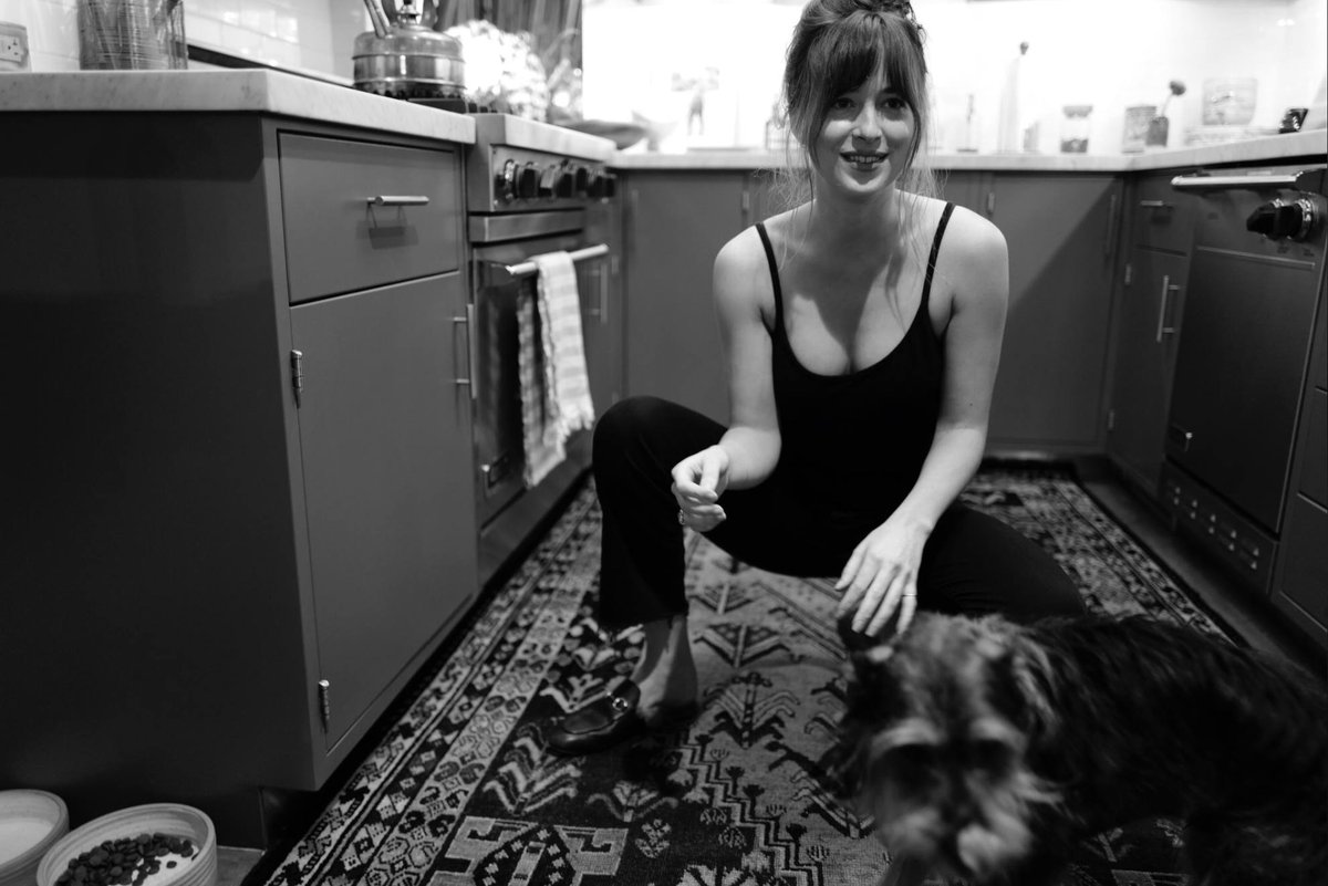 johnsonpics's tweet photo. dakota johnson. that’s it. that’s the tweet. https://t.co/XWK0K4yFyO