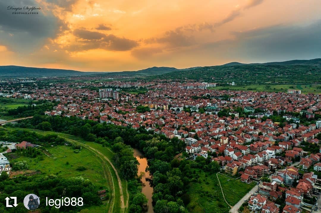 Niška posla. Kad predivan zalazak sunca postane još lepši. #colorfullife
. 
wheretoserbia.com
.
#wheretoserbia #nis #niš #gradnis #srbija🇷🇸 #zalazaksunca #zalazak #sunsets_captures #sunset_lover #sunset_universe #nisuboji #visitnis #visitserbia #rooftopview #hello_rooftops