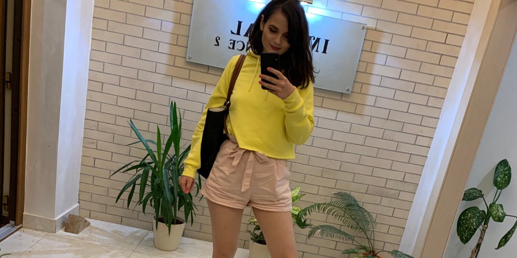 SarahWinglow's tweet photo. Summer time 💛
.
.
.
#yellow #jumper #mirrorselfie https://t.co/0ZXXqB0dgl