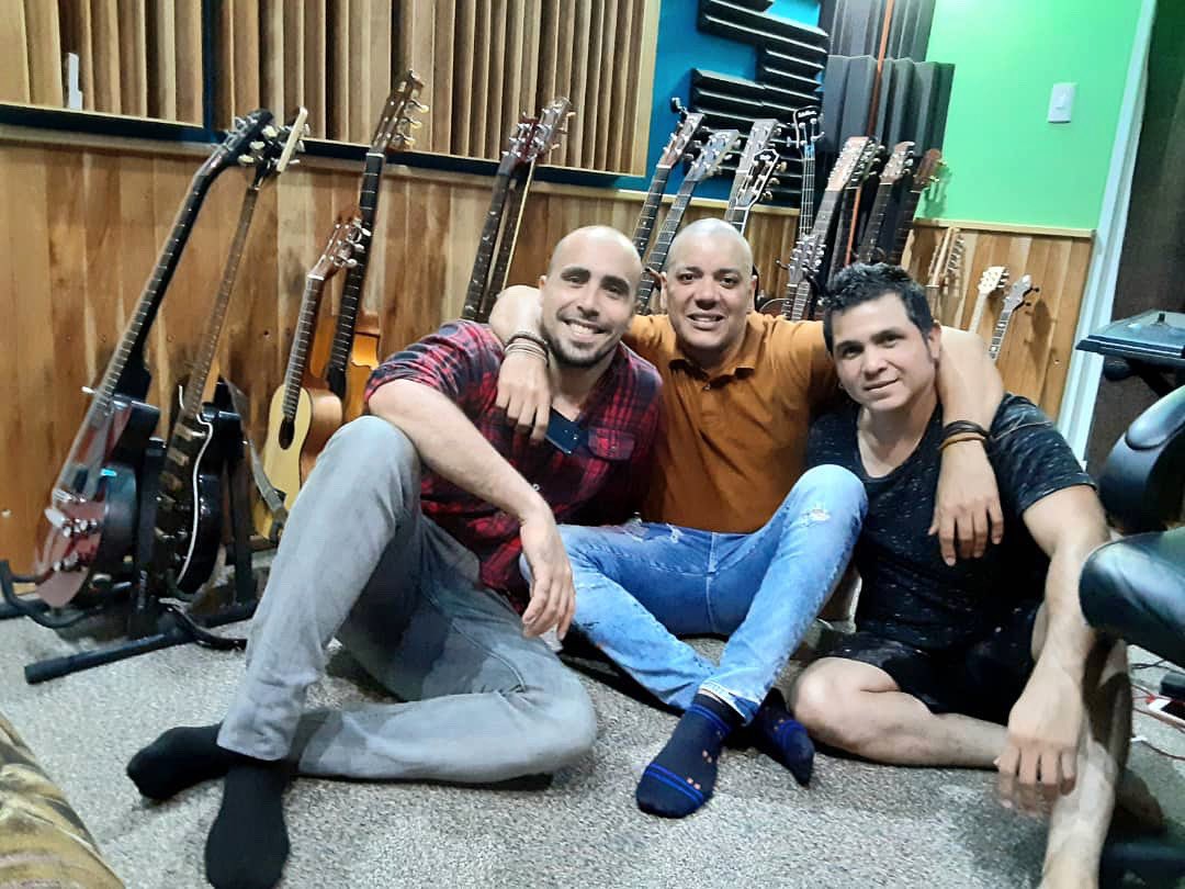 AlainDOficial's tweet photo. #Coming🔜 #Sorpresas en camino 😉 https://t.co/KuOhakZSaj