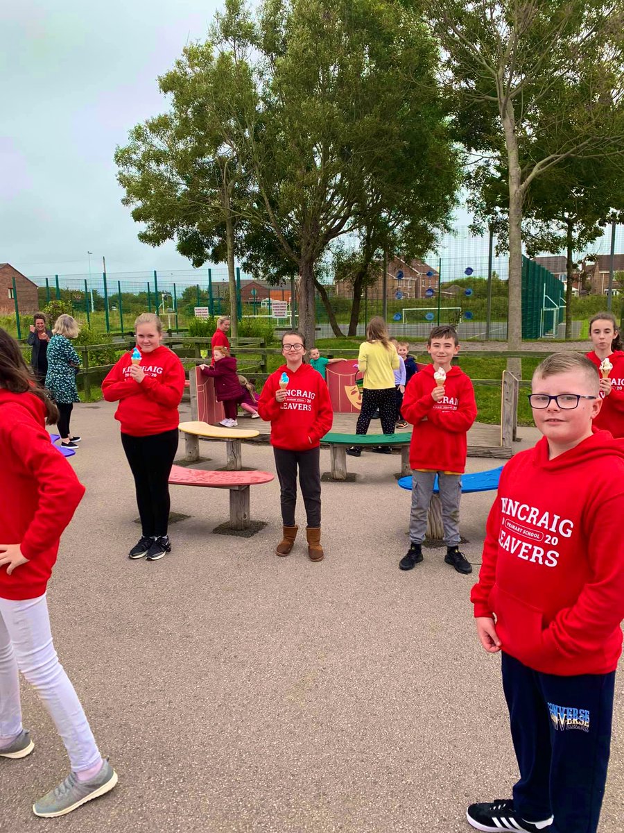 kincraigY6's tweet photo. To finish the day off, we had a visit from an ice cream van to enjoy an ice cream or lolly of our choice! Mr Bishop decided this meant asking for every topping and sauce available on his! ππ€·ββοΈππ π¦
#YearSixLeavers #LookAtThatQueue https://t.co/0qYY7Kumcu