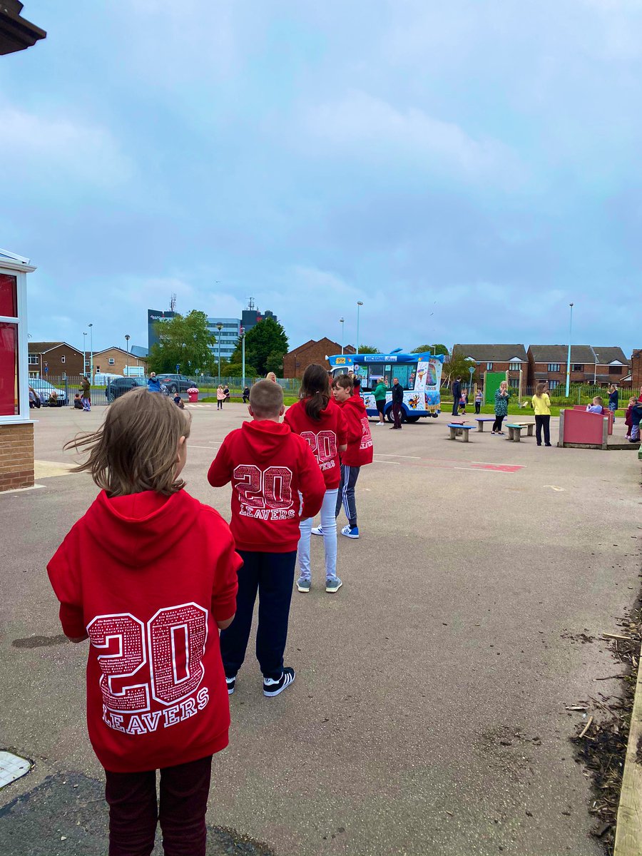 kincraigY6's tweet photo. To finish the day off, we had a visit from an ice cream van to enjoy an ice cream or lolly of our choice! Mr Bishop decided this meant asking for every topping and sauce available on his! ππ€·ββοΈππ π¦
#YearSixLeavers #LookAtThatQueue https://t.co/0qYY7Kumcu