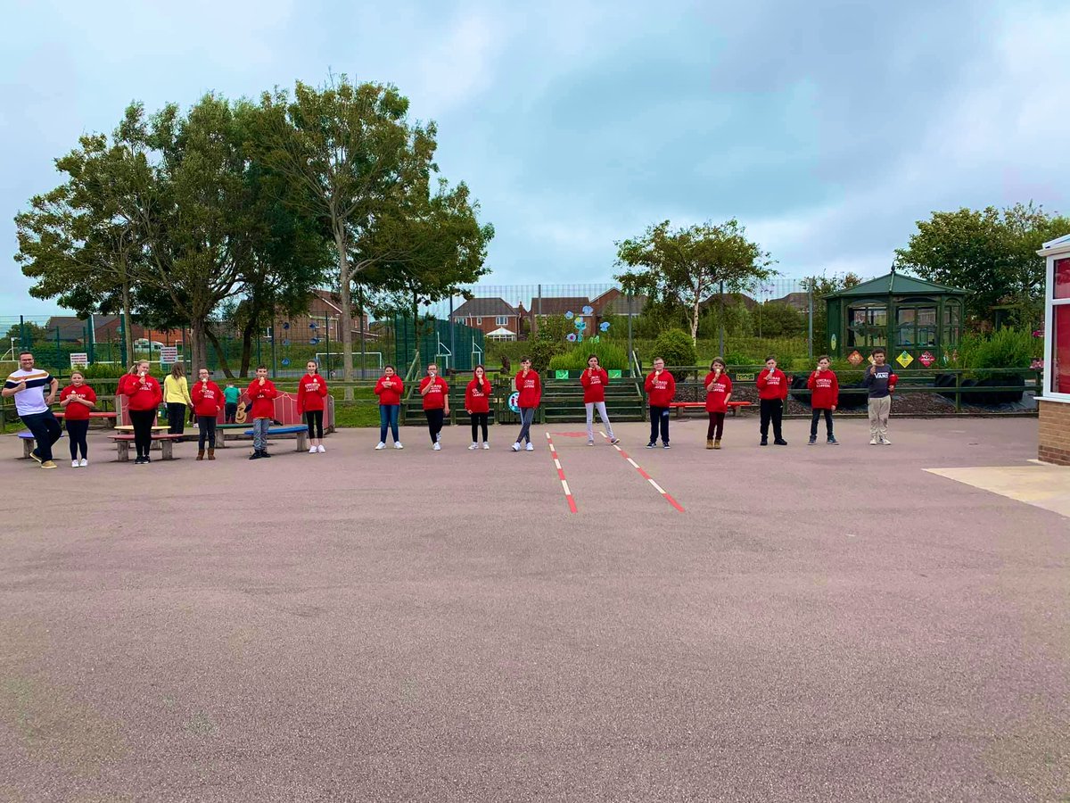 kincraigY6's tweet photo. To finish the day off, we had a visit from an ice cream van to enjoy an ice cream or lolly of our choice! Mr Bishop decided this meant asking for every topping and sauce available on his! ππ€·ββοΈππ π¦
#YearSixLeavers #LookAtThatQueue https://t.co/0qYY7Kumcu