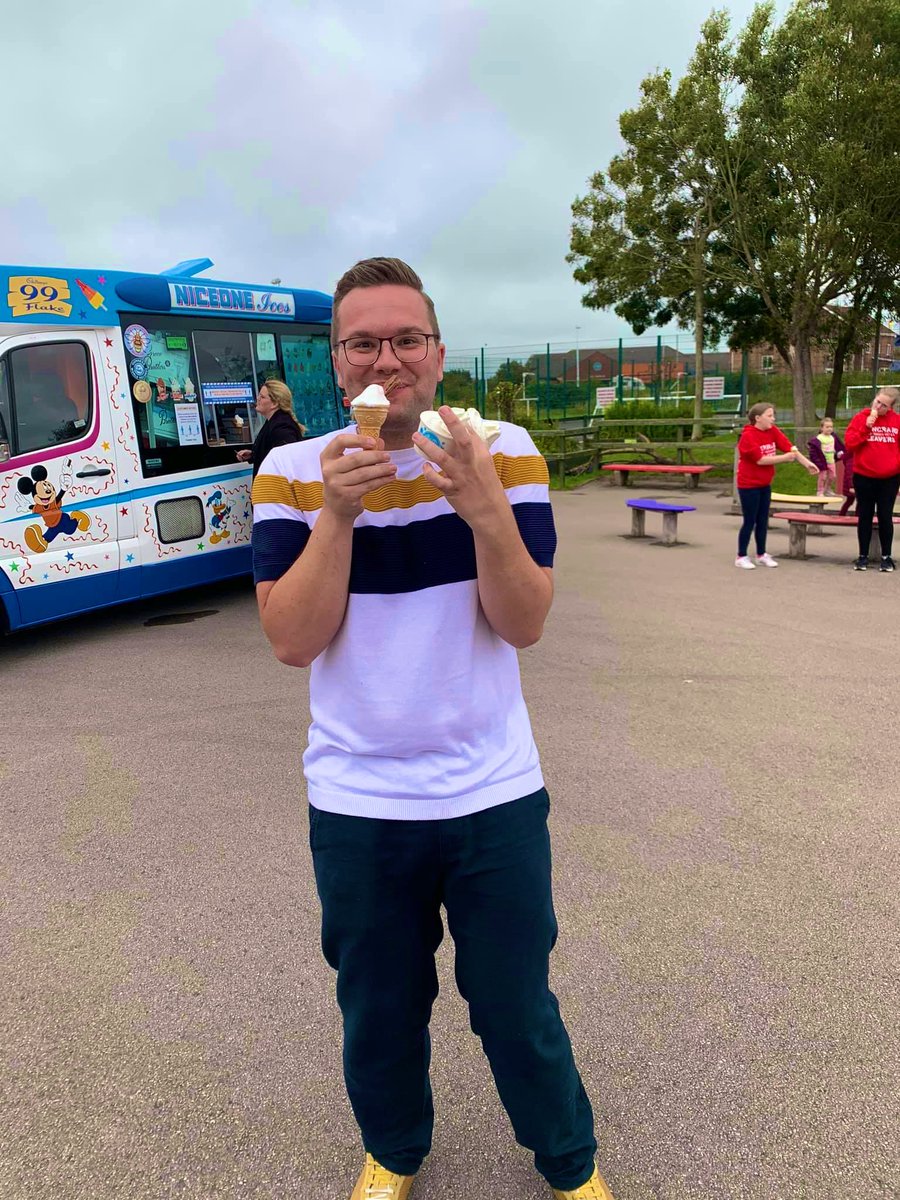 kincraigY6's tweet photo. To finish the day off, we had a visit from an ice cream van to enjoy an ice cream or lolly of our choice! Mr Bishop decided this meant asking for every topping and sauce available on his! ππ€·ββοΈππ π¦
#YearSixLeavers #LookAtThatQueue https://t.co/0qYY7Kumcu