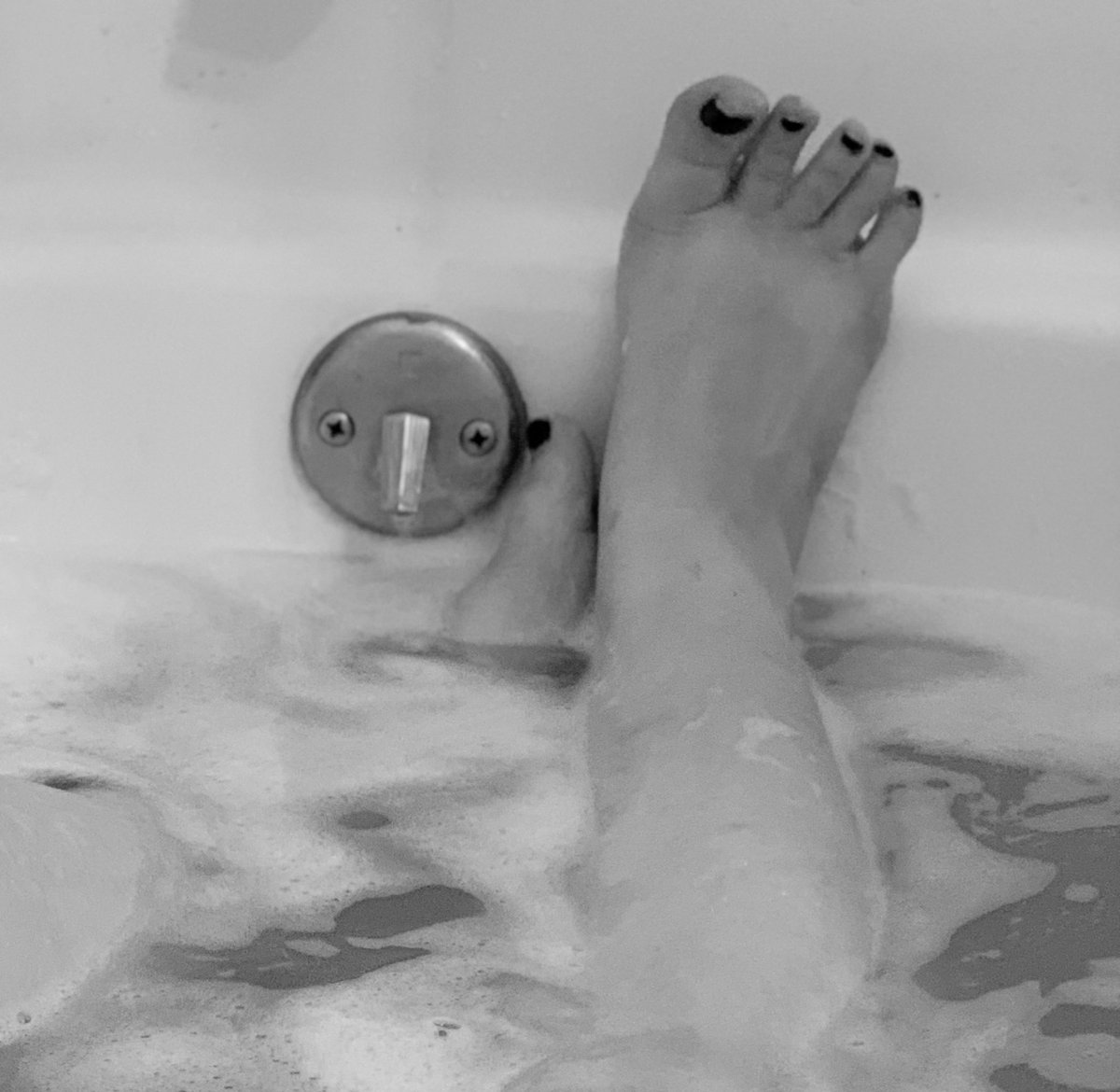 TheDiscreteFeet's tweet photo. $end piggies. $end. https://t.co/MEiANCIjCf