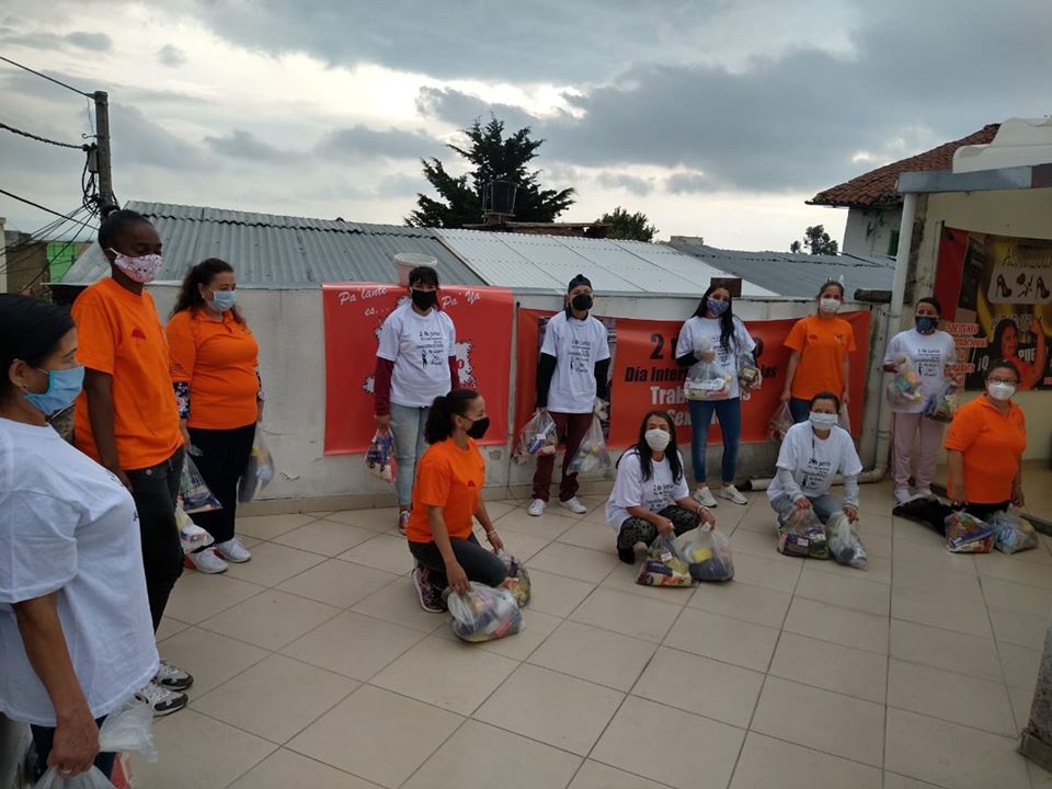 ASMUBULI's tweet photo. En medio de la crisis del Covid-19 nosotras las integrantes de Sintrasexco-Asmubuli seguimos enfocadas en la lucha por nuestro derechos fundamentales y laborales. Sin dejar a un lado las necesidades de nuestras compañeras´en este tiempo de cuarentena. https://t.co/Au5nSQ2UAZ