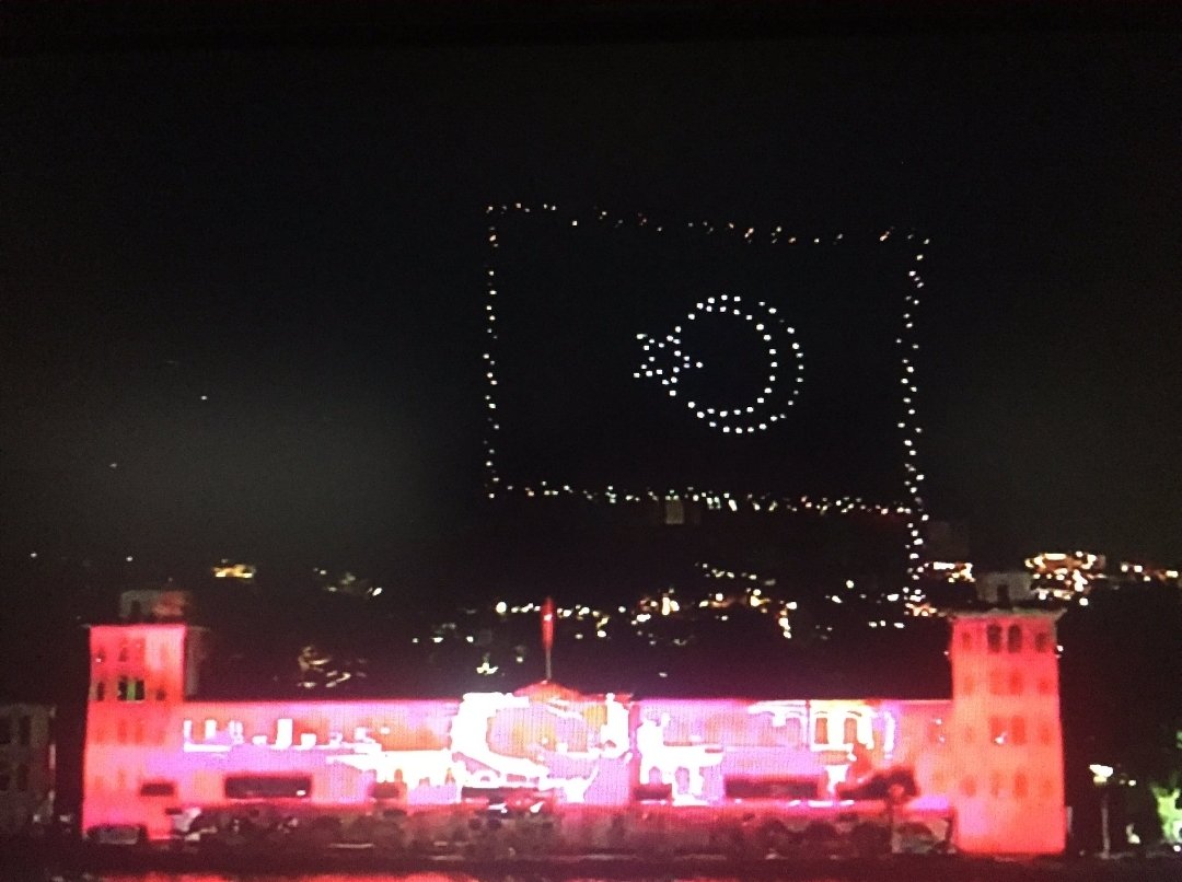 AliCiriss's tweet photo. Drone gösterisi muazzam... https://t.co/enbrBuHKTP