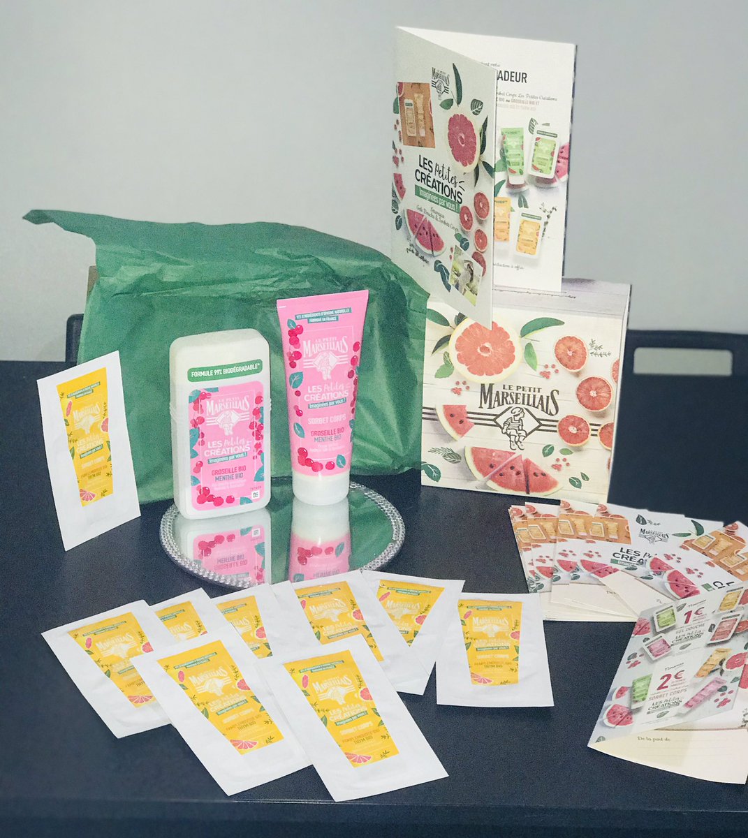 testeuseelodie's tweet photo. Bonjour à tous 
Enfin reçu @lepetitmarseillais 
 Le Gel Douche et Sorbet Corps groseille bio avec des échantillons et des bons de réductions #sorbetcorps  #geldouche  #lepetitmarseillais https://t.co/d7CSnZLBcW