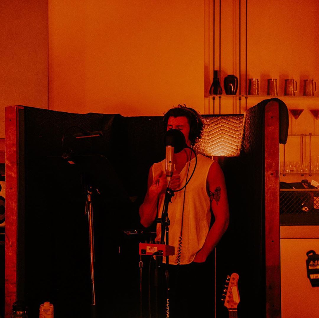 iHeartRadio's tweet photo. Can't stop thinking about new @ShawnMendes music. 🧡 https://t.co/qDWjeTNb4Q