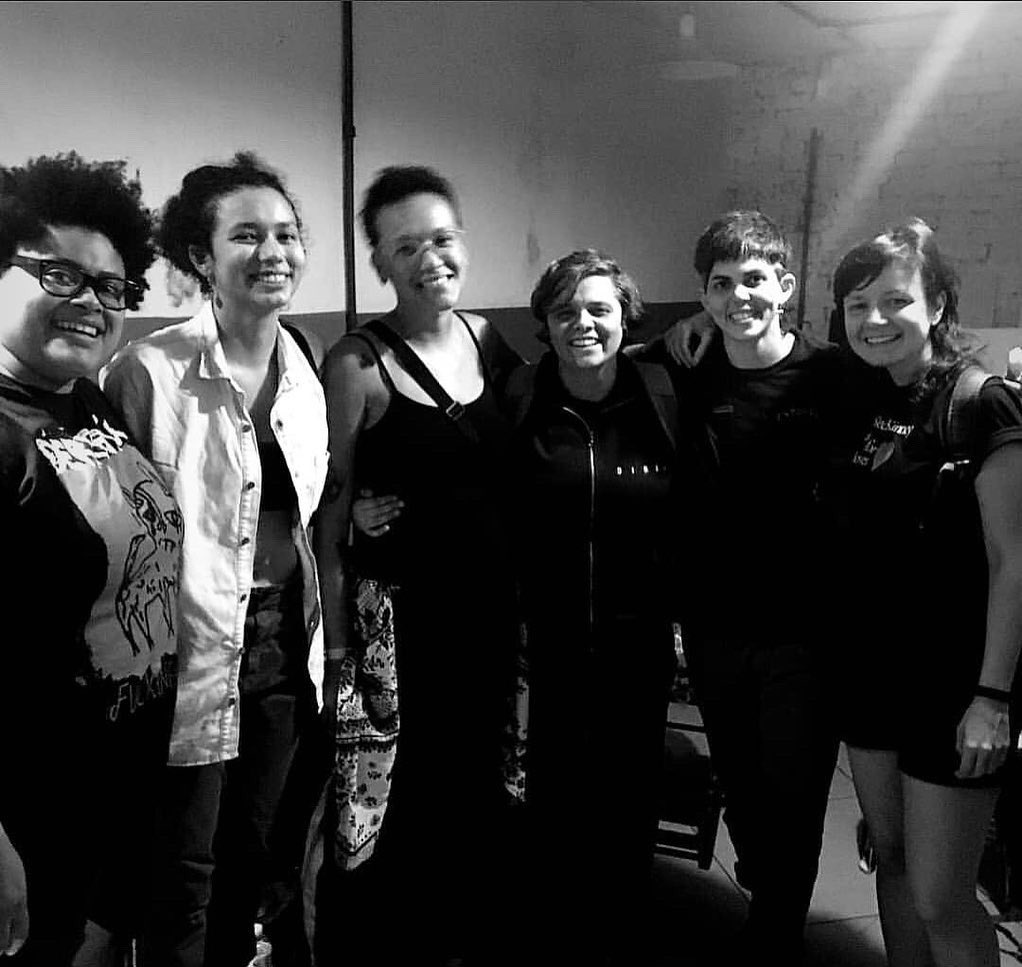 hayzband_'s tweet photo. Lembrança desse dia lindo em que dividimos o palco e o rango da #Transilvegan com as manas da @demoniabanda, de Natal-RN. ⚡️
O rolê foi no Festival #Desviantes, em agosto/2019, na @contatocecilia, em São Paulo. Quem tava lá?
#queercore #queerpunx #punkbr #hardcorebr #girlband https://t.co/oIeTg9mZCv