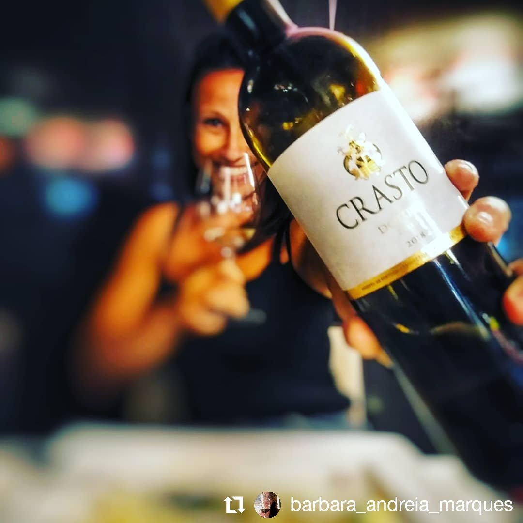 A delicious #Crasto White 2018. 😋💦👌🏼 Be sure to look for your favourite #wine in your usual #winebar or #restaurant.🍷✨
.
Photo: © Bárbara Marques / Barbara_Andreia_Marques @ IG
All rights reserved.
. 
#CrastoBranco #CrastoWhite #Douro #Vinho #Vinhos #Wein #Weine #Vin #Vins
