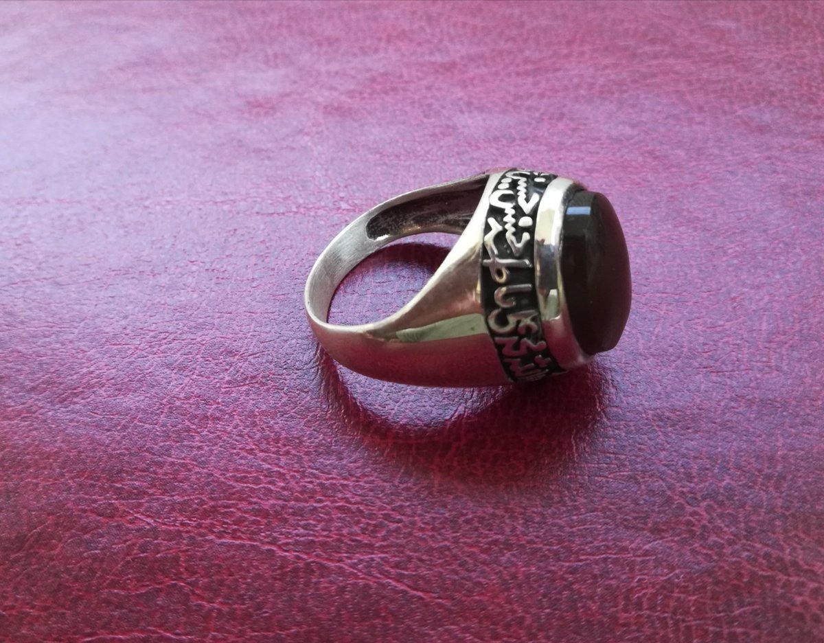 وصلتني هدية لا تقدر بثمن وهي: خاتم البطولة والمروءة والشرف والفخر والتضحية.. خاتم والد الحشد الشعبي وأيقونة النصر الشهيد القائد الخالد "أبو مـHـدي المهـNـدس"