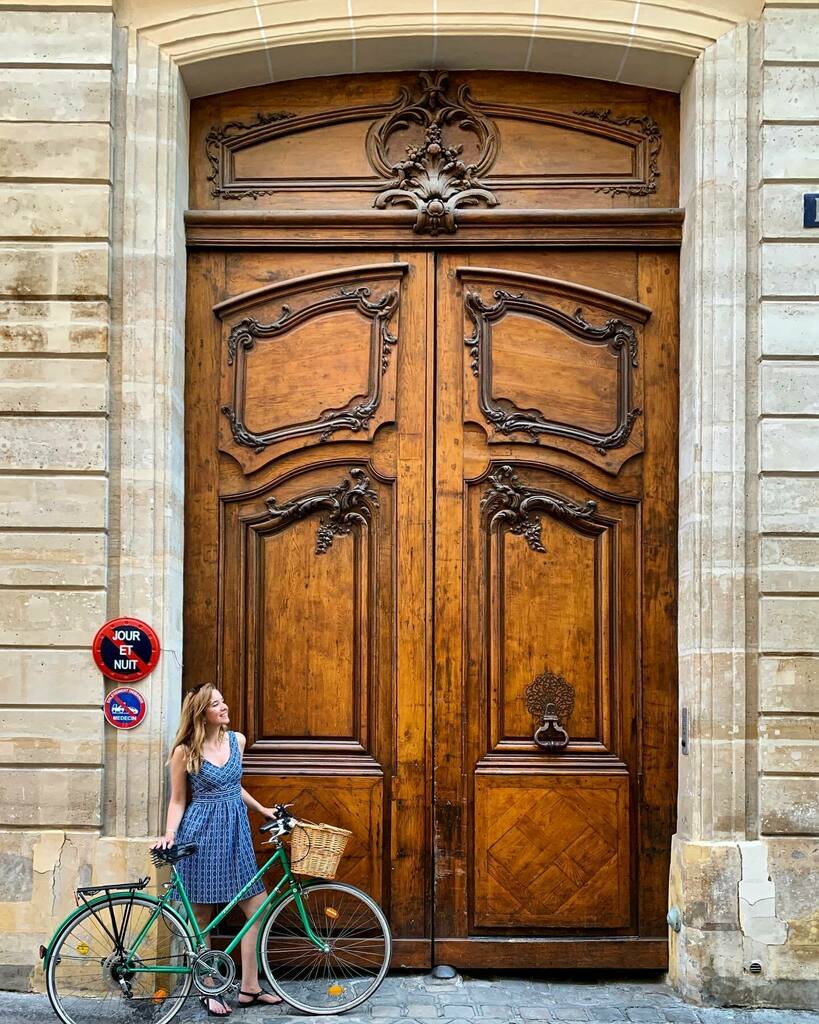 FallingOffBikes's tweet image. // Will pull over for beautiful French doors 🙋🏼‍♀️🚲 That is, will come to a screeching halt for really anything picturesque. On last week’s excursion outside of Paris, I almost careened into a fellow biker when I got distracted by beautiful hydrangeas. 💗… instagr.am/p/CCrLib_AG7O/
