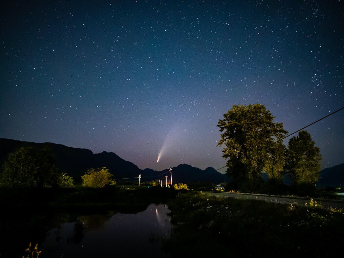 jaydesignstuff's tweet image. Capturing a visitor passing by. 

#cometNEOWISE #NightPhotography #jeep #camper #Nightsky #comet #photography