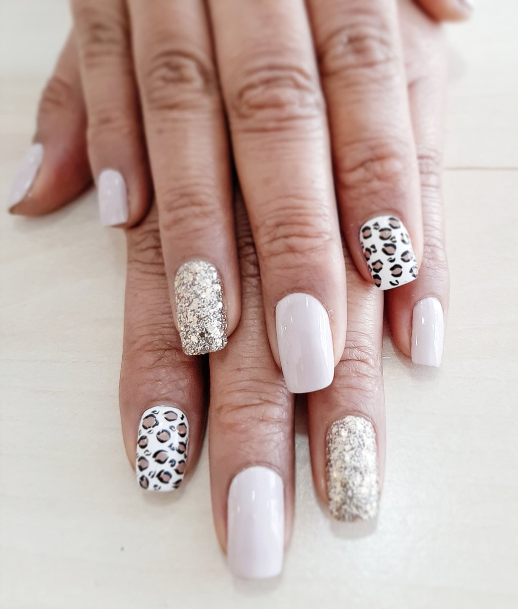 EsteticaToqueX's tweet photo. Que el frío no impida que presumas de uñas llenas de arte y glamour. #nailart #nails #manicure #ToqueX Diseño de Maruja de #ToqueXEnTuCasa https://t.co/KIfbC8AI2b