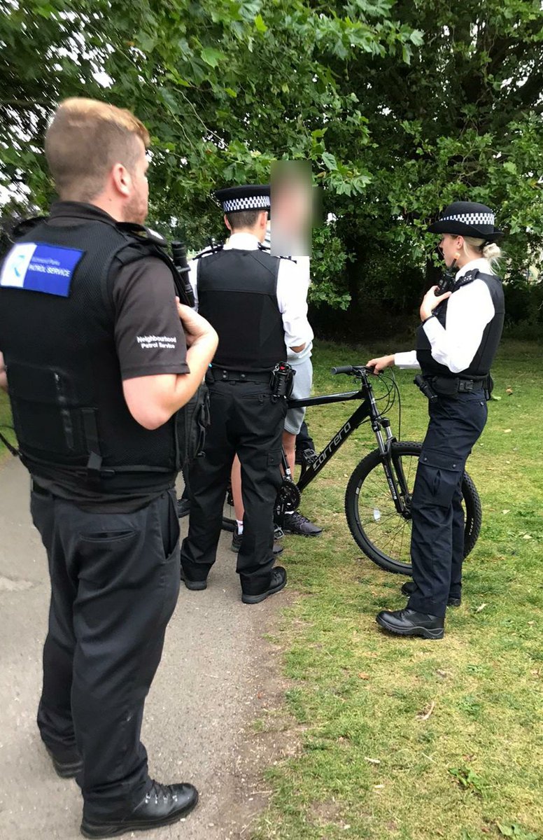 ParkguardLtd's tweet photo. Due to numbers & behaviour @MPSRichmond called, who promptly attended to disperse the group & 1male was arrested for public order offences. Group moved, but started regrouping nearby, so #Sec35 dispersal order authorised for #OldDeerPk #RichmondGreen & #Riverside to address issue https://t.co/6xpcfF9v9x