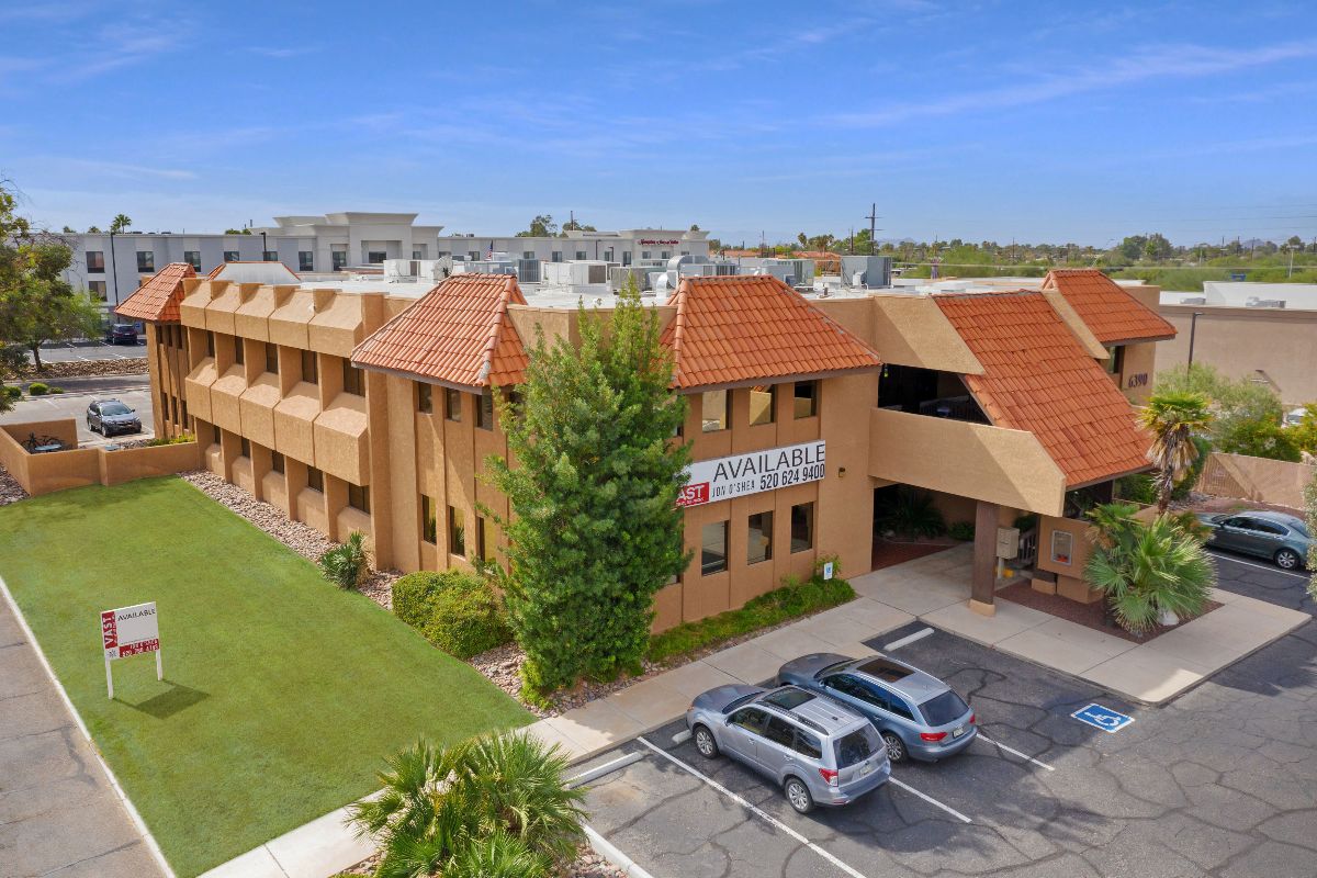 vasttucson's tweet photo. FOR SALE: Office building at Broadway &amp; Wilmot, 21,000 SF - https://t.co/aMJh7lMsrk https://t.co/r8yMRxW0Ll