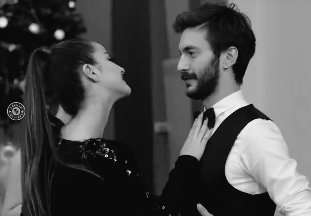 Ayesha_ZaYain2's tweet photo. I know I'm extremely late to the party but what a hot mess you two created back in GK @iremhelvacioglu @SarpCanKoroglu 😍🔥😩💘
bomb bomb bomb chemistry 💥
I'm sold😩💞
#EmTug
#Gunesinkizlari https://t.co/WG4gcQuXMO