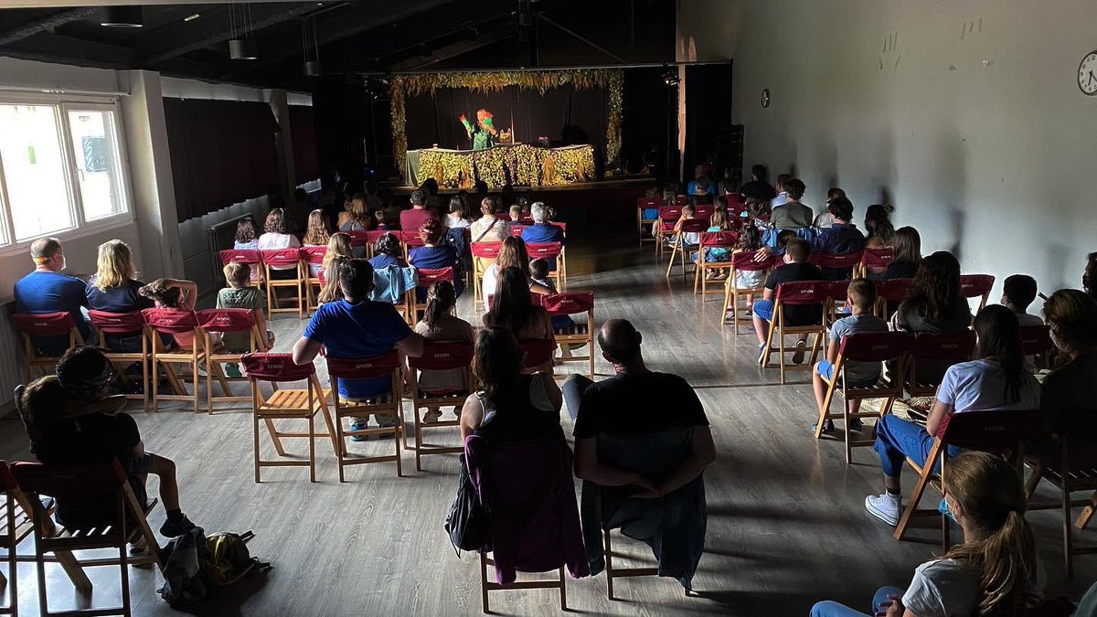 TEIAMONER's tweet photo. @oriolmitja Sr Oriol, admiro la seva feina, però ha estat desafortunat en el tuit, les arts escèniques prenen les mesures de distanciament, mascaretes, desinfecció i aforament limitat, tan a l’exterior com en espais tancats. El convido com a científic que ho comprobi. #ttp #teiamoner #ciatre https://t.co/oVXq2a0yOd