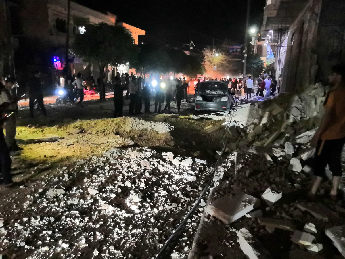 SyriaCivilDefe's tweet photo. إصابة 9 مدنيين بجروح، في حصيلة أولية، بينهم طفل بحالة حرجة، إثر غارات جوية لطائرات مجهولة الهوية، استهدفت منذ قليل الأحياء السكنية في مدينة الباب بريف حلب الشرقي، فرق الدفاع المدني تتابع عمليات البحث والإنقاذ وإخراج العالقين من تحت الأنقاض.
#الخوذ_البيضاء https://t.co/gUVLQR8IZe