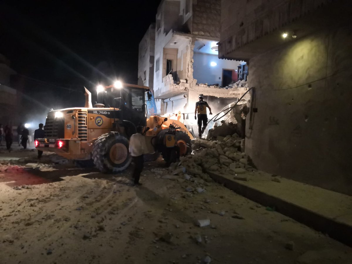 SyriaCivilDefe's tweet photo. إصابة 9 مدنيين بجروح، في حصيلة أولية، بينهم طفل بحالة حرجة، إثر غارات جوية لطائرات مجهولة الهوية، استهدفت منذ قليل الأحياء السكنية في مدينة الباب بريف حلب الشرقي، فرق الدفاع المدني تتابع عمليات البحث والإنقاذ وإخراج العالقين من تحت الأنقاض.
#الخوذ_البيضاء https://t.co/gUVLQR8IZe