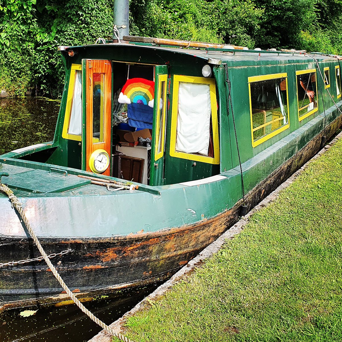 HeadRightOut's tweet photo. Exciting house move! An Insta follower wrote she was looking forward to hearing more & that she loved my rainbow. My swipe predictive is a curse on my S10. I replied with "my daughter crocheted the testicle for my burger"- glad I spotted that in time! #boatlife #headrightout https://t.co/4eZdzwoweM