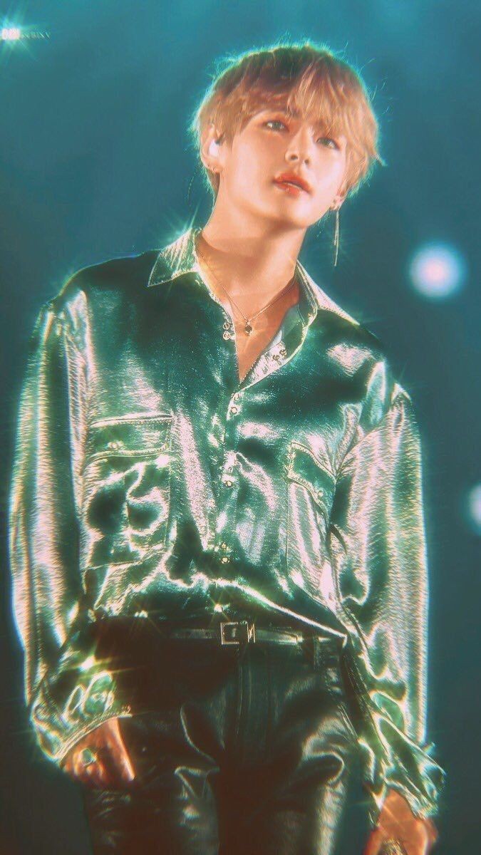 Plushcheek's tweet photo. kim taehyung being the most beautiful person in humanity's history.  a fat thread https://t.co/8Pvrjrm0SD