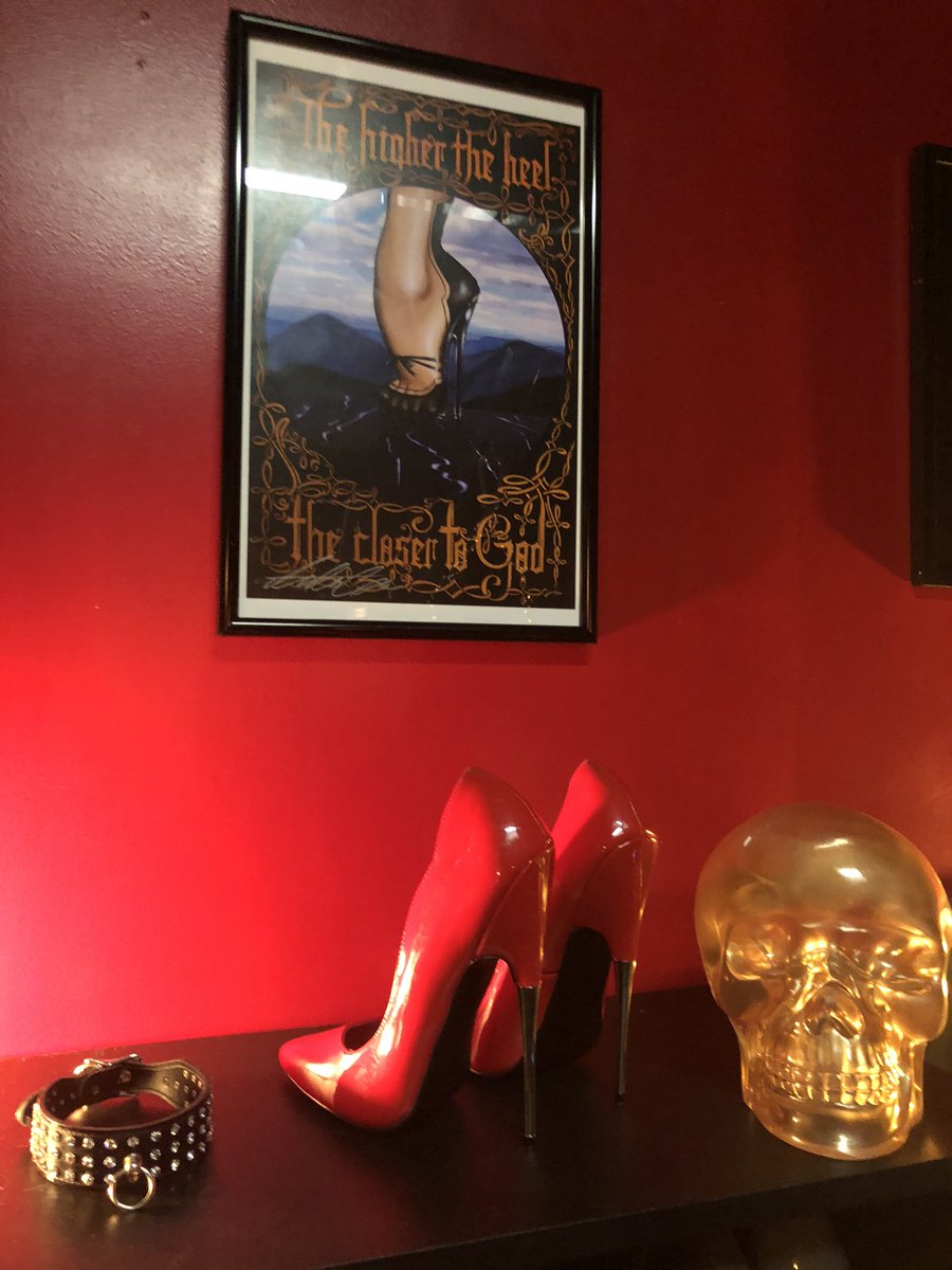 midnightmanorsd's tweet photo. The higher the heel the closer to God @midnightmanorsd https://t.co/h9h6lURlVv