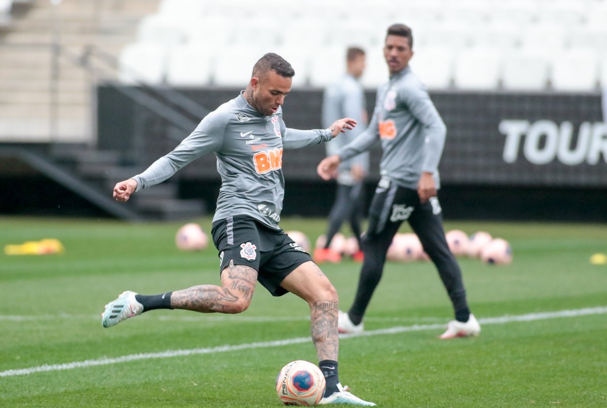 Corinthians's tweet photo. Hoje o dia de treino foi diferente e na nossa casa! Quem aí tá com saudade da @A_Corinthians levanta a mão. 🙋🏾‍♂️

📸 Rodrigo Coca/Ag. Corinthians

#VaiCorinthians https://t.co/k4jF0gPiyj