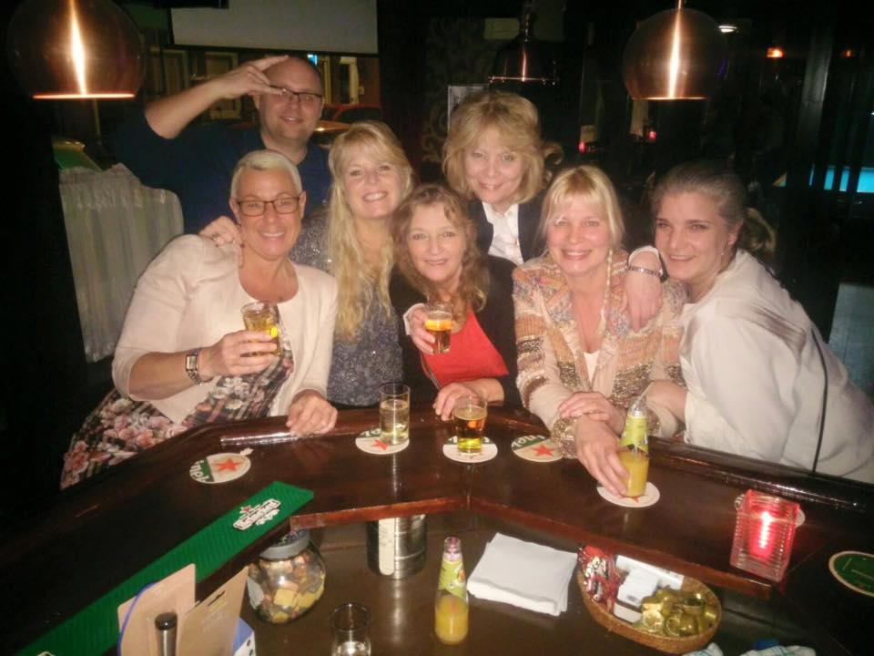 CafeCScholten's tweet photo. Zullen WIJ eens een rondje doen ... ?
En een groot deel van ONS TEAM aan jullie voorstellen, zodat ...
Jullie ook weten wie ONZE "Kroeg- Tijgerinnen en Tijgers" zijn.
Hier dan alvast een tweetal foto's als in: een "groepsfoto" .
Welke KANJER herkennen jullie al? https://t.co/FiAbCzfkXt