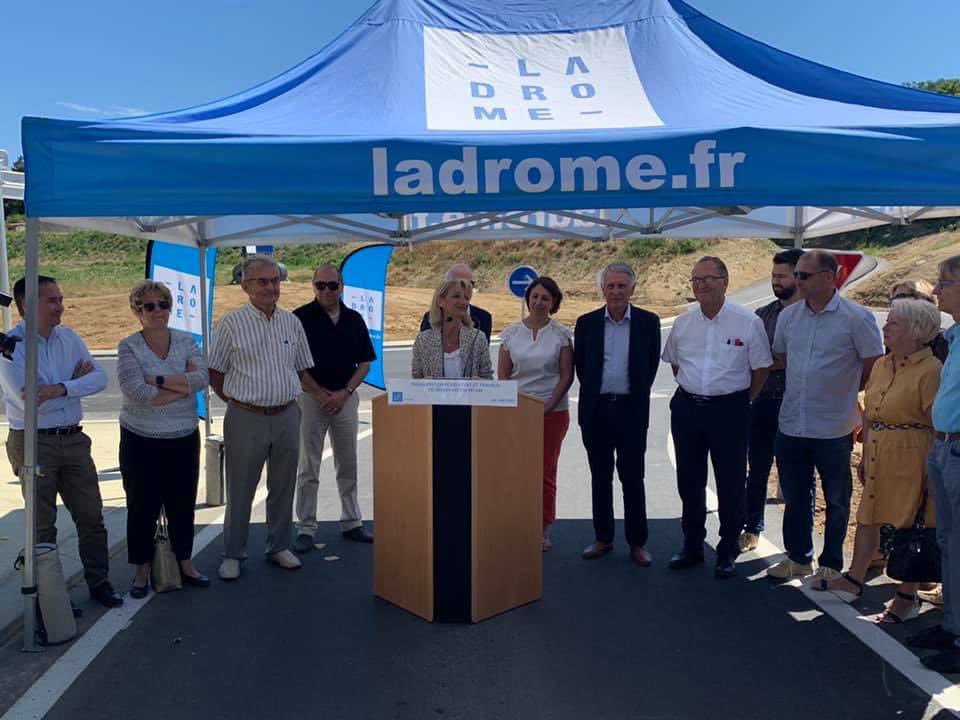 MoutonMP's tweet photo. attendu et tellement nécessaire ! Le giratoire d’Etoile- Beauvallon sur la RD 444  de 3 M€ financé entièrement par le @La_drome . L’occasion aussi de fêter l’ouverture de 5 nouveaux commerces desservis par une nouvelle voie d’accès. bravo à  Francoise Chazal, Maire d'Etoile https://t.co/3tKjf5SXFi