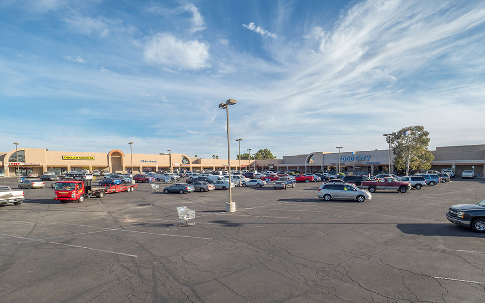 vasttucson's tweet photo. FOR LEASE: Retail shopping center space on Campbell and Irvington, 1000+ sf - https://t.co/KIDVf6yM7r https://t.co/sE1jmr3QN6