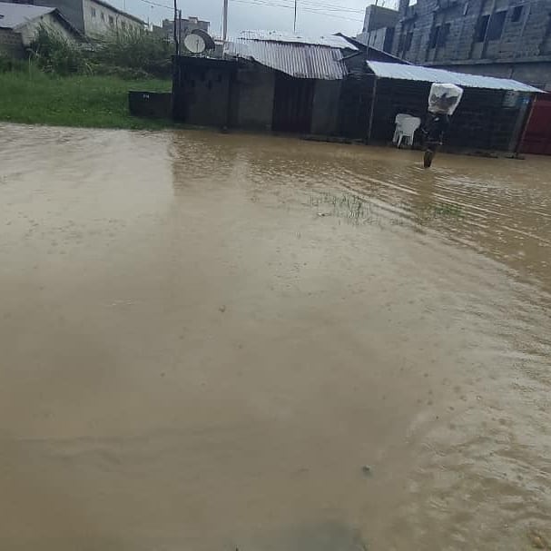 beaubenin's tweet photo. Triste constat en cette saison pluvieuse. Des quartiers de la ville se retrouvent sous les eaux de pluie. Les dernières pluies ont rendu les voies impraticables. Il est désormais difficile pour les usagers de circuler dans Cotonou.
#Cotonou #Benin #team229 #Inondation #Beninvies https://t.co/OzR9uyD68H