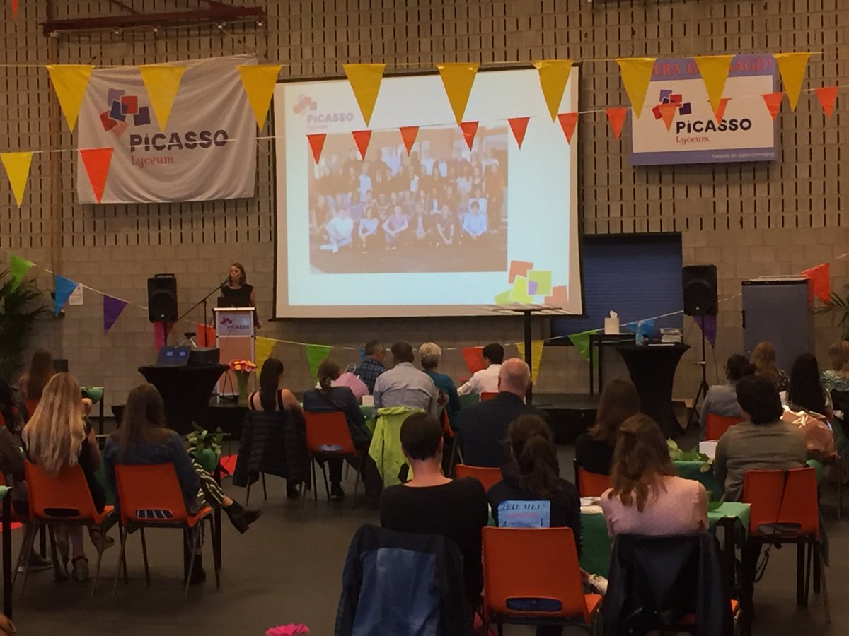 Vanavond #diploma-uitreiking 4 mavo en 6 vwo. Mooie resultaten en trotse ouders. Dhr. Deelen, oud-decaan, assisteert bij de uitreiking!