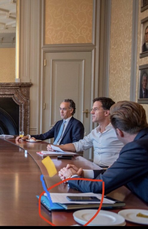 LudenUtrecht's tweet photo. De map van de Jonge is 25 cm breed en ligt al iets over het randje, met zijn armen over elkaar is ongeveer 50 cm. Er is dan nog een klein stukje “tafel” over. De afstand van 1 “tafel” ongeveer 100 cm. Theoretisch zit er maar telkens 1 tafel tussen de ministers dat is geen 1,5 mtr https://t.co/79SM4HuFYF