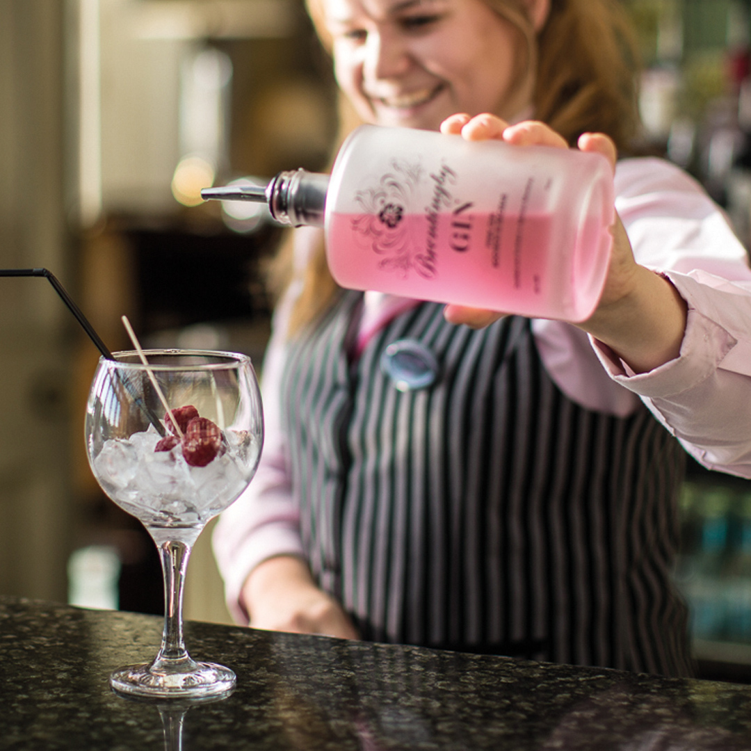 KilworthHouse's tweet photo. Enjoy a gin cocktail in the Library bar to start your evening on November 5th! A Gin producer will join us for the evening & advise which gin will suit your sumptuous dinner in the spectacular Wordsworth restaurant. Call 01858 880058 to book.#gindinner #themeddinner # ginflavours https://t.co/dh0oA2IK75