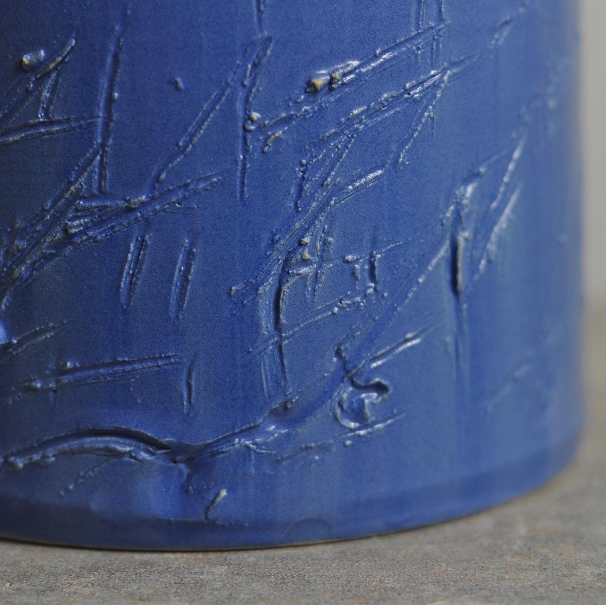 mrpspots's tweet photo. Blue scratched vessel. About 30cm tall, £70 and it’s yours...👍🏻
.
#potter #studiopottery #pottery #ceramic #madeinderbyshire #clay #stoneware #blue #glaze #bespoke #handmade #art #craft #style #homewares #tablewares #thrown #handthrown #wheelthrowing #ceramica https://t.co/bwDU8SkGhF