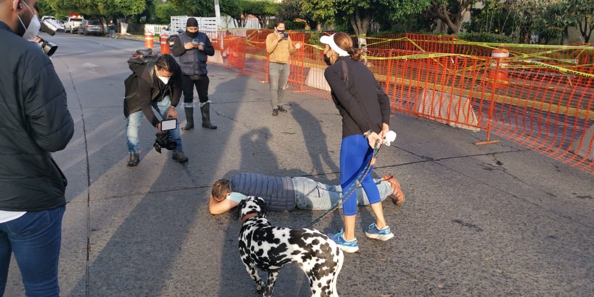 vampipe's tweet photo. COCHISTA se manifiesta en la Ciclovía de Guadalupe en Zapopan porque le quitarán medio carril para dárselo a ciclistas.

Fuertes imágenes. https://t.co/mex1yq7vwr