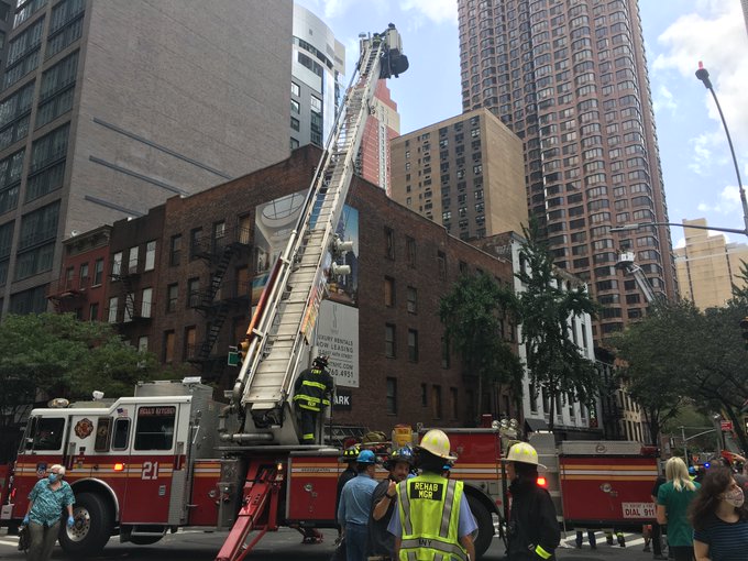 1010WINS's tweet image. BREAKING UPDATE: 1 injured in partial collapse of 5-story, under-construction building facade in midtown Manhattan; new photos bit.ly/2Z960Mz