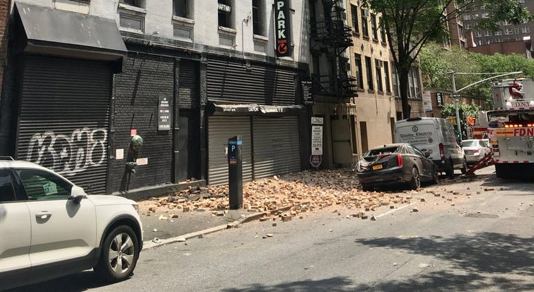 1010WINS's tweet image. BREAKING UPDATE: 1 injured in partial collapse of 5-story, under-construction building facade in midtown Manhattan; new photos bit.ly/2Z960Mz