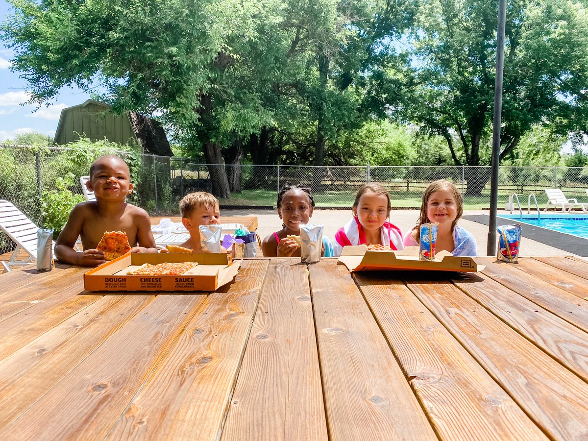 mrs_melevans's tweet image. What’s a mom gotta do to get those official sponsorships from @littlecaesars and Capri-Sun waters??
#PoolDayEssentials
