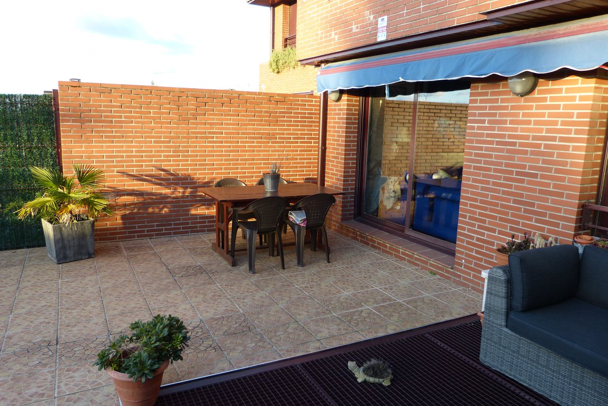 BurutaranInmo's tweet image. Z31863 Estupenda villa en perfecto estado. Amplia, cómoda y bien comunicada. Amplio salón comedor exterior a terraza y jardín. 3 dormitorios de gran tamaño. 2 baños.

bit.ly/2mwOqBn

#SanSebastian #CasaEnVenta #Inmobiliaria #GrupoExin10 #RealEstate #Decoracion #HomeStage