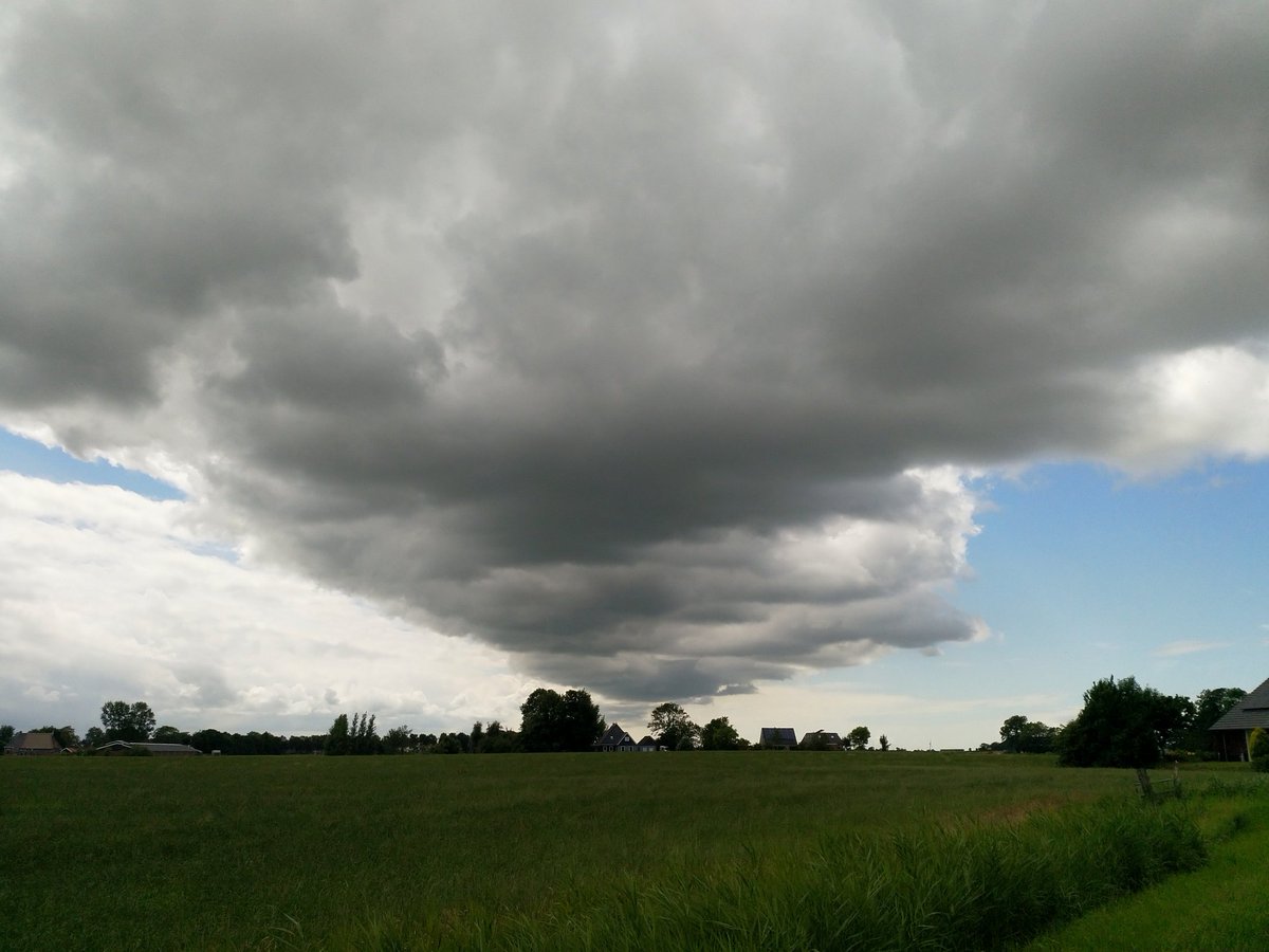MarlaVernoy's tweet photo. Vandaag begon grijs, maar geen regen in #Holwerd. Vanmiddag wél deze spectaculaire #wolken boven #Bornwird! @noardeast #Fryslân #Friesland @helgavanleur https://t.co/AfreBTGuxI