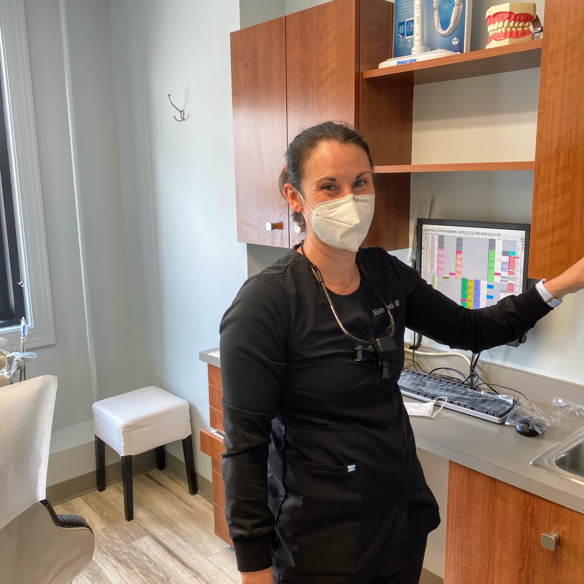 StrobelDentist's tweet photo. 15 YEARS OF AWESOME!! Cheers to our senior hygienist Ali for all she does to help our patients and team! 🎉😊❤️ #workaversary #strobeldentistry #chicagodentist #hygienist https://t.co/DC8pOom5cw